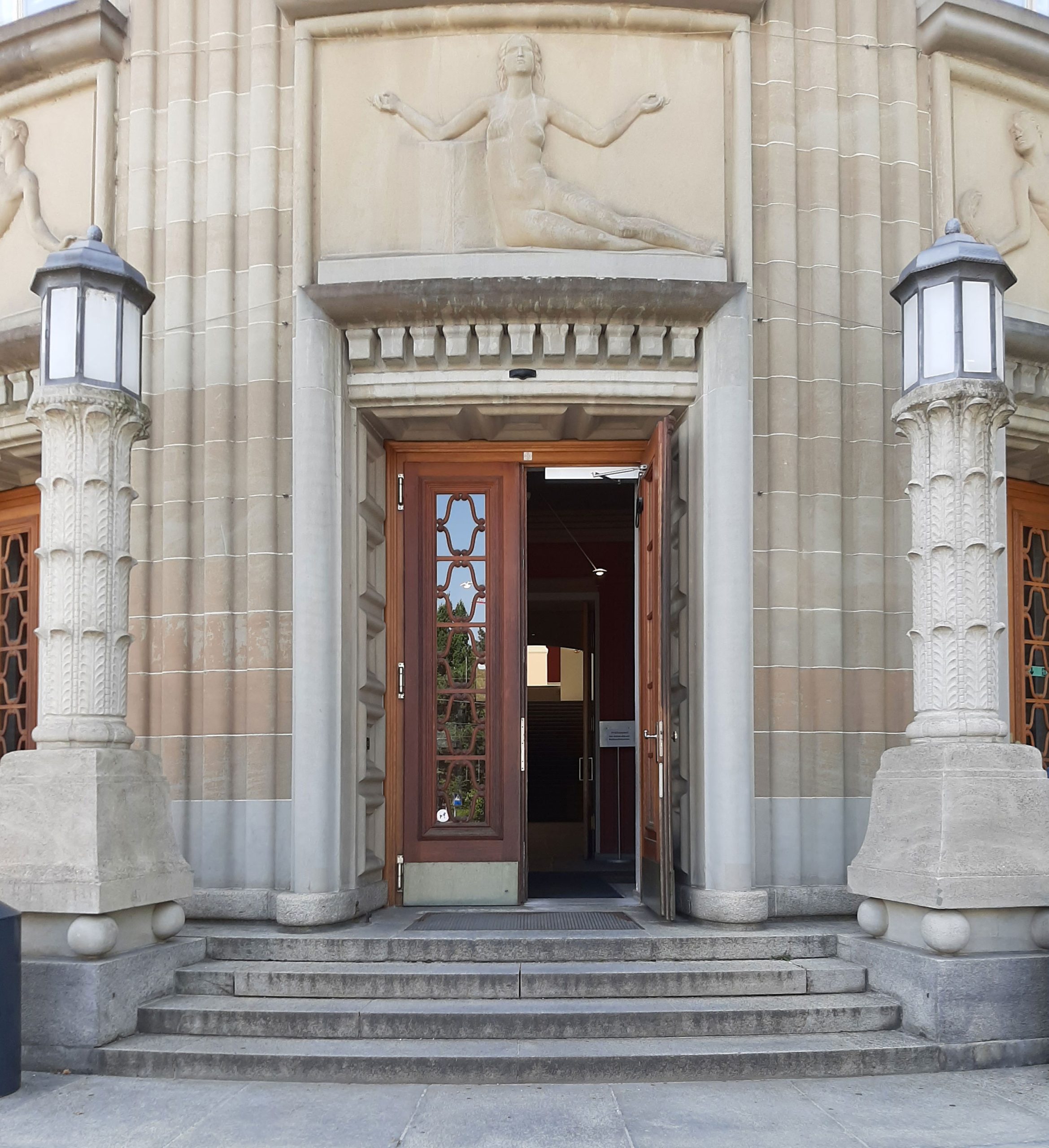 Eingangstüren Hauptgebäude Universität